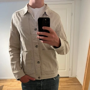 J.Lindeberg Overshirt linne Overshirt  - Säljer denna sjukt snygga Overshirten från J.Lindeberg⭐️ Färgen är beige och storleken är S✅Jackan har inga defekter och skicket är utomordentligt🙌🤝 Sjukt najs passform och passar perfekt som vår och sommarjacka☀️🙌 Tveka inte på att höra av er dig vid minsta fråga eller fundering😊