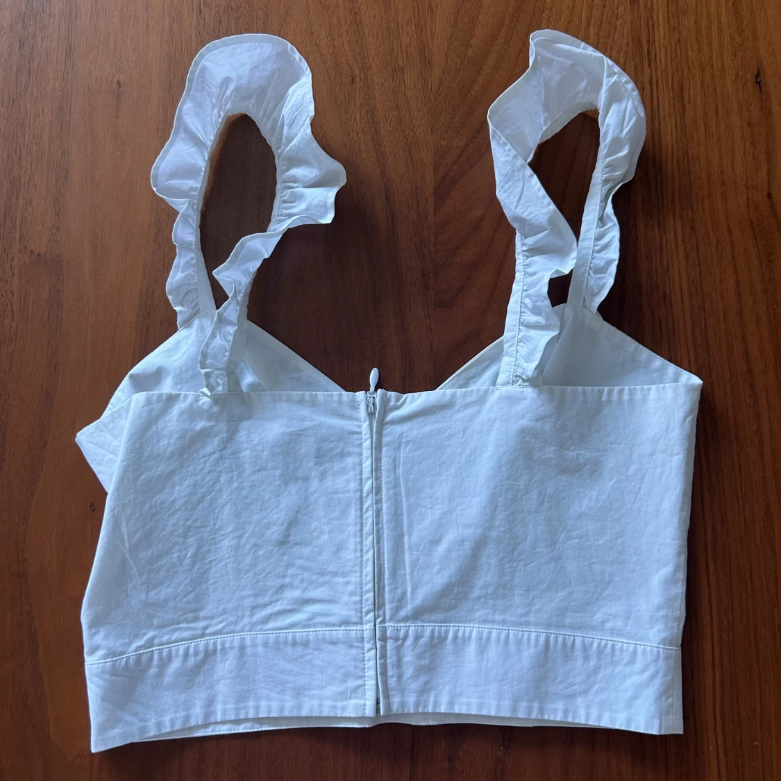 Vit croppad linnetopp med volangaxelband - 1