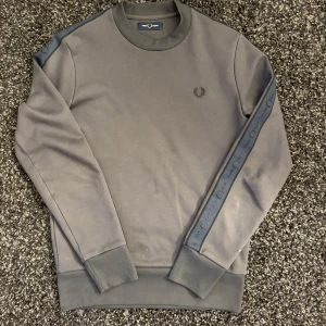 Fred Perry tröja-S - Fred Perry tröja väldigt snygg 😮‍💨 Den här tröjan har den där klassiska vibben med enkel design. Sitter slim och snyggt, perfekt för dig som gillar retro/street.  📏 Mått (plagget ligger platt): • Bredd: 48 cm • Längd: 67 cm  Bra skick – inget att klaga på, bara dra på och köra.