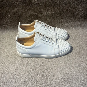Christian Louboutin - Fixar beskrivning sen! Super fint skick! Storlek 42 och allt tillbehör medföljer som du kan se på sista bilden! Mycket av glansen är kvar på sulorna! Perfekta skorna till sommaren! Små små tecken på användning! Super bekväma! Nypris 10000kr!