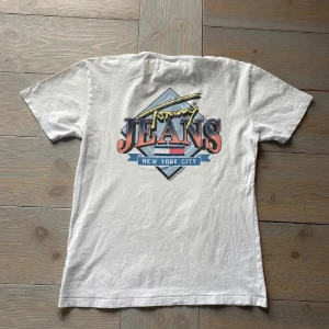 Vit t-shirt från Tommy Hilfiger - Perfekt sommar t-shirt i bra skick. 