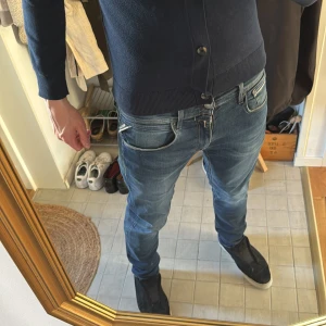 Replay Hyperflex jeans i blå denim - Säljer ett par Replay Hyperflex jeans som jag inte har någon användning för längre. Jeansen är knappt använda och har inga defekter på användning. Vid intresse hör av dig!!