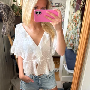 Vit blus - Vit, lite genomskinlig blus/topp med prickar. Volangdetaljer och så fin till sommaren!🩷🩷