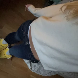 Mörkblå true religions  - Säljer nu mina true religion, har använt byxorna 3 gånger och säljer då jag har andra true religions. Sitter jätte bra på mih som är 172. Med frakten inkluderad 900kr💕