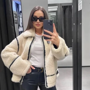 Vit teddyjacka med svarta detaljer - Säljer en fluffig vit teddyjacka med svarta kantdetaljer och dragkedja framtill. Jackan är utan ”skärp detaljerna” som när jag köpte den fanns vid jackans sida och hals. I superfint skick och endast använd några få gånger!💗