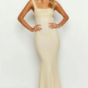 ljusgul klänning med öppen rygg - säljer en fin ljusgul klänning ifrån Beginning Boutique. Helt ny, aldrig använd och lappen sitter kvar!💕