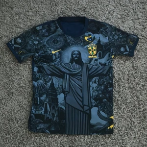 Brasilien fotbollströja storlek s - Brasilien fotbollströja i marinblå. Storlek S. Hör av er vid funderingar.