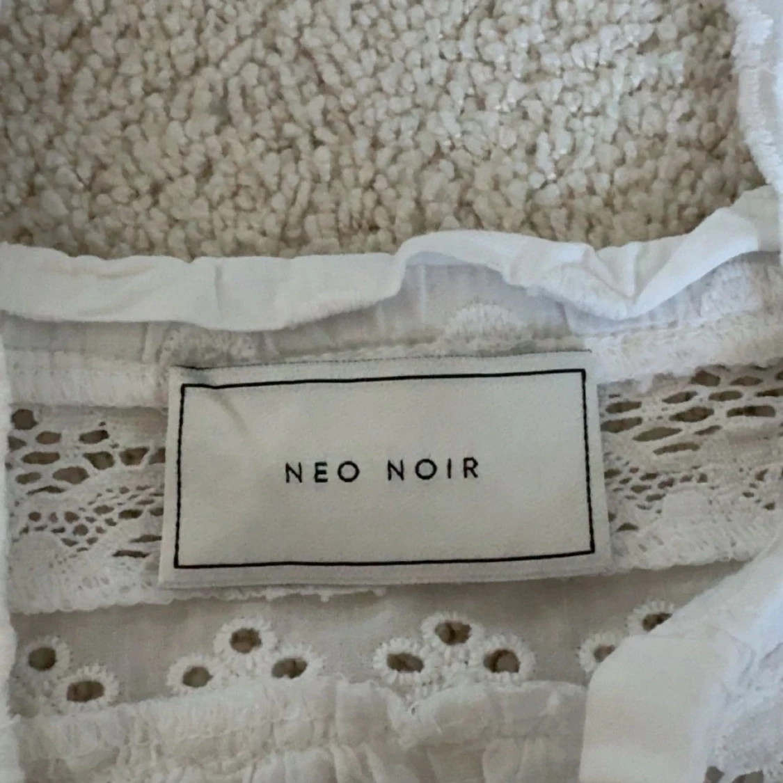 Vit broderad linnetopp med spetsdetaljer - 4