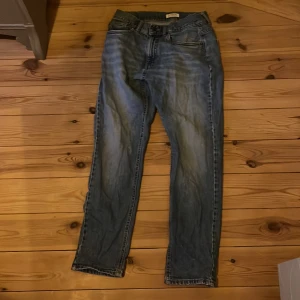 Snygga blåa jeans - Ett par snygga stilrena jeans från Lindex, som passar till mycket. Kollektion Theo. Är loosefit.