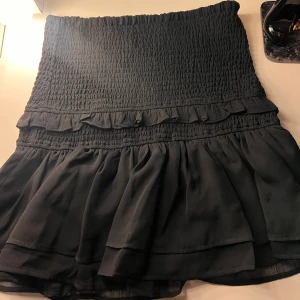 Svart volangkjol - Använd 1 gång, har dock klippt av själva lappen där det står Gina tricot och storlek🌸