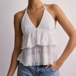 Halternecktopp med volang - Halternecktopp från Nelly i storlek S! Älskar denna men använder tyvärr inte längre💗💗💗