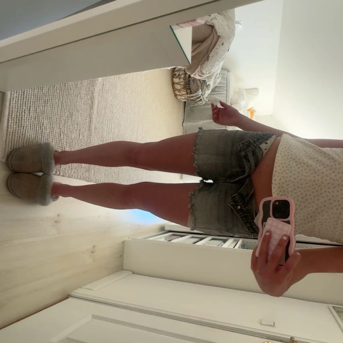 Grå jeansshorts med fransig kant - 3