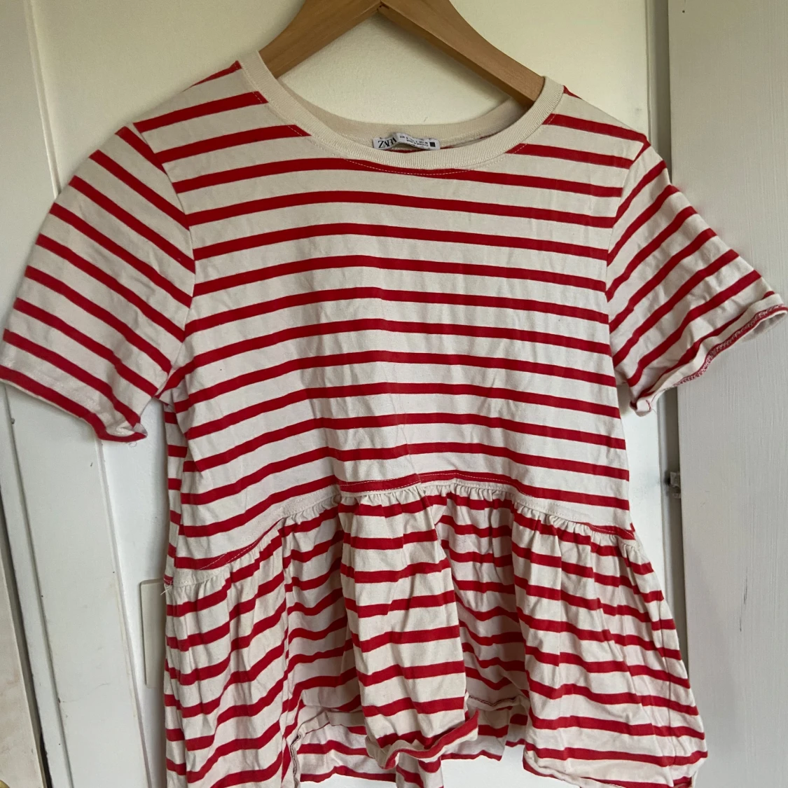 Röd- och vitrandig volangtopp från Zara