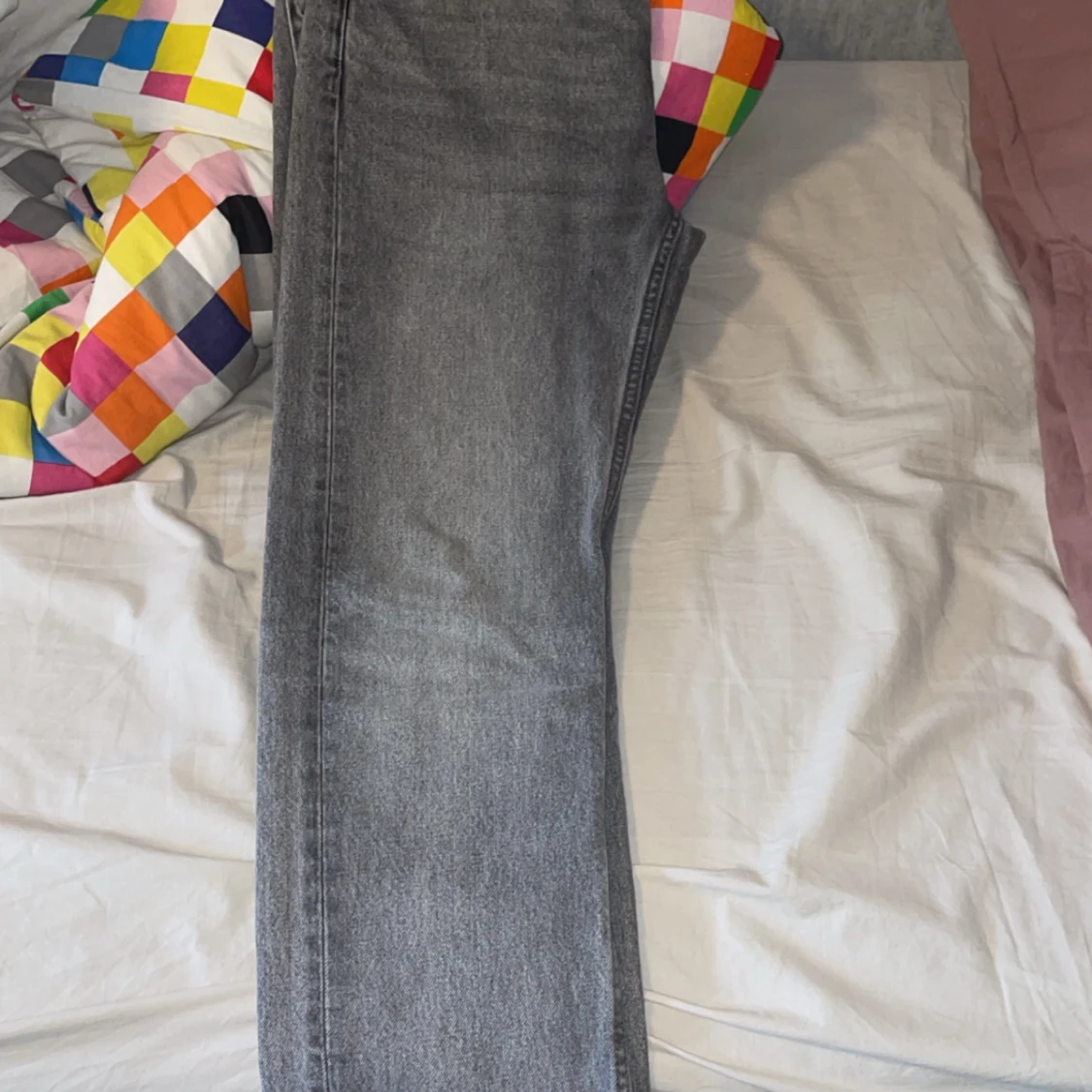 Grå jeansbyxor med rak passform - 1