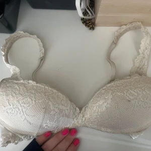Intimissmi bh!! - Super fin Intimissmi bh som är förliten!!! Den är i storlek 75/B! Skriv för frågor🎀💘