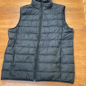 Uniqlo väst - Skick: 8/10 den är skrynklig eftersom den låg längst in i min garderob. Storleken är S. Tveka inte att höra av digg vid minsta lila, pris 300kr men priset är inte hugget i sten 