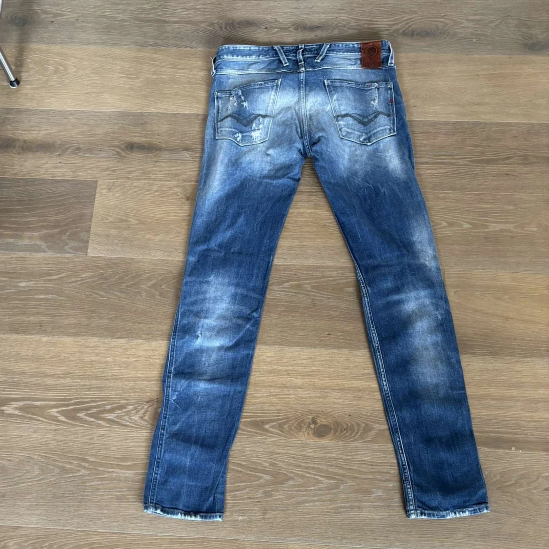 Blå slitna jeansbyxor från Replay Anbass - 1