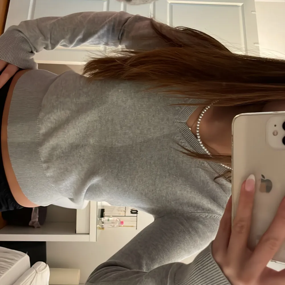 Fin stickad tröja från Calvin Klein! Helt oanvänd💕 Köpt för 950kr. Neuleet.