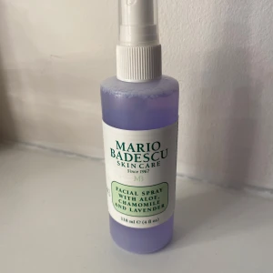 Mario Badescu Facial Spray med Aloe, Kamomill och Lavendel - Ansiktsspray från Mario Badescu med lugnande aloe, kamomill och lavendel. Kommer i en lila plastflaska med spraymunstycke, 118 ml. Perfekt för att fräscha upp huden under dagen.