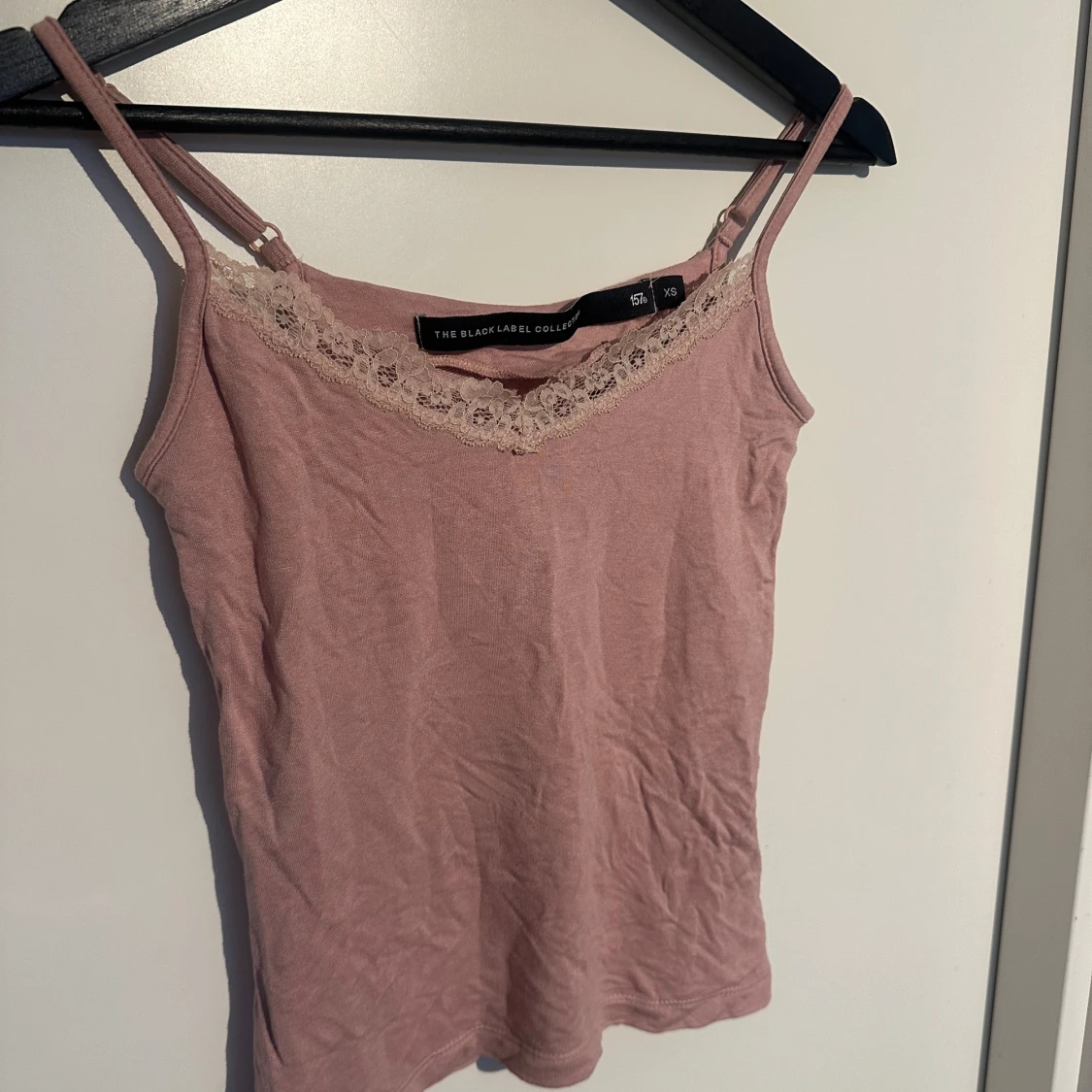 Rosa linnetopp med spets