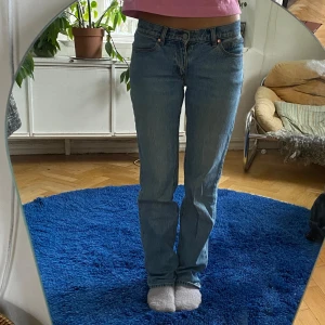 Lowwaist straight jeans - Säljer ett par supersnygga ljusblå lowwaist straight jeans som är perfekta nu till våren! De är i storlek W25 från Abrand jeans, nypris 999 säljer för 500. De är knappt använda. Har ett par likadana i grå/svart så om man körer båda kan man få de för 400
