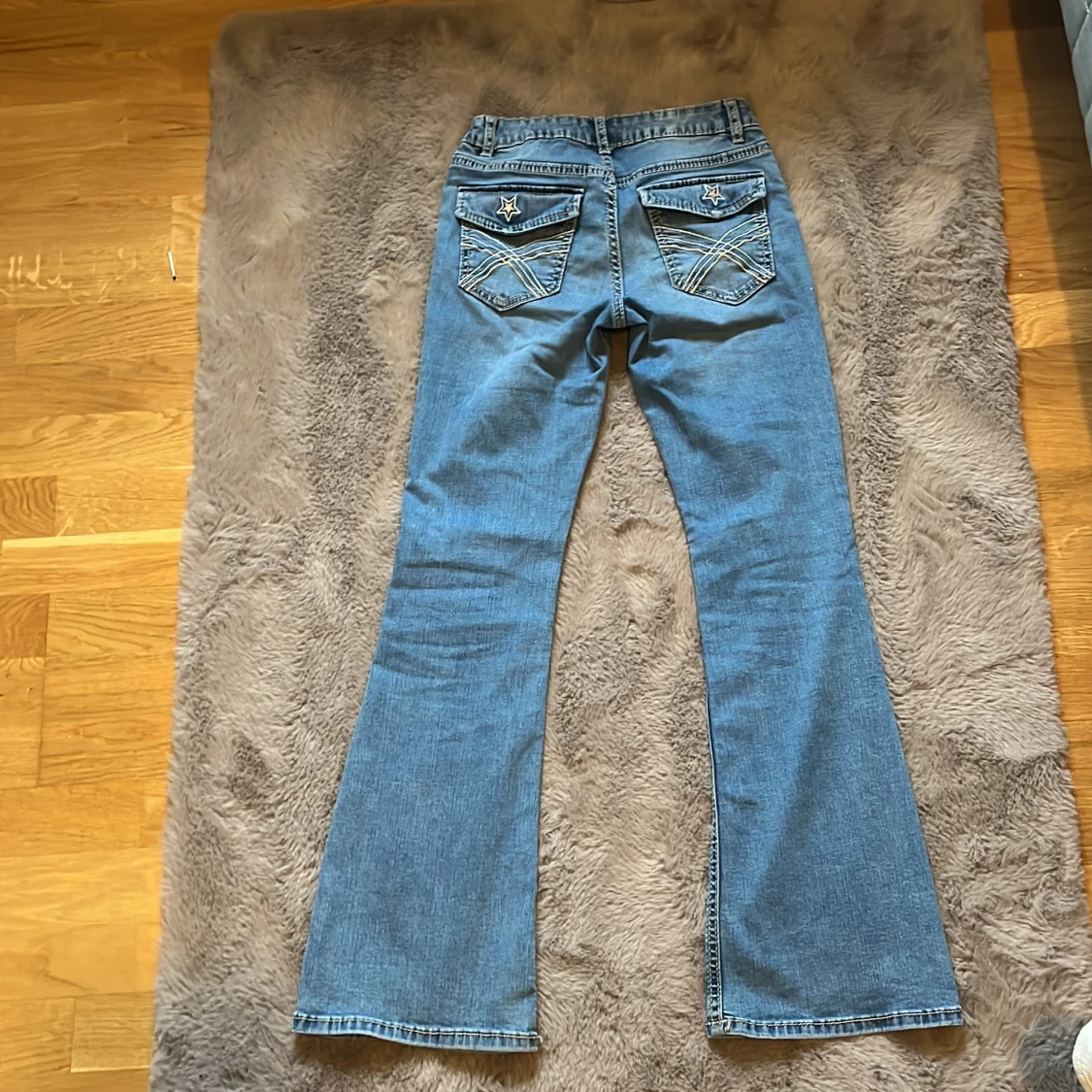 Blå bootcut jeans från Lindex - 1