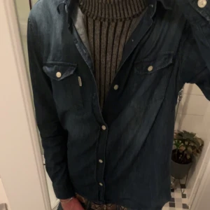 Jeansskjorta Dobber  - Riktigt fet jeansskjorta från dobber. Storlek M 