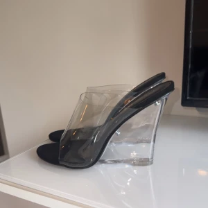 Klackar - Säljer ett par super fina kilklackar med glashäl från Fashion Nova. De är i strl 38,5-39. Pris går att diskuteras🩷