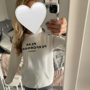 Vit hoodie från Peak Performance - Säljer en vit hoodie från Peak Performance. Tröjan har huva och en stor magficka framtill. De står att det är en storlek 160 men sitter som en xs. Skriv för mått eller fler bilder!! 
