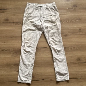 Linnebyxor  - OBS byxorna är inte strukna på dessa bilder. Linnebyxorna har en Taper passform så väldigt stora lår är inte rätt för denna model. De är använda en halv Sommar och har blivit för små. Det är en blandning av kostymbyxa och linnebyxa. 