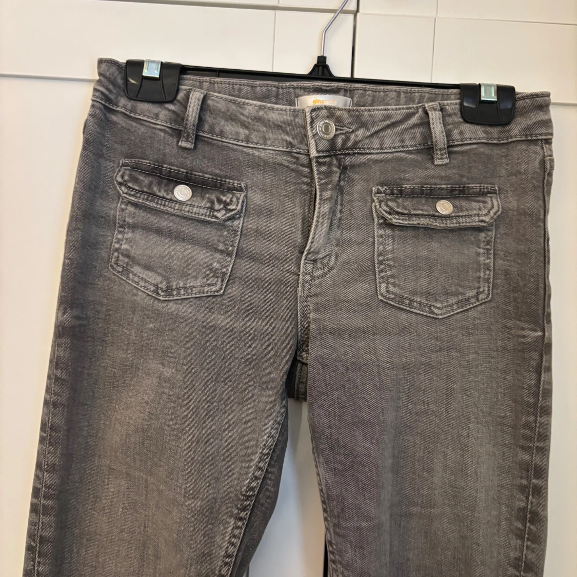 Grå bootcut jeans från Gina Tricot - 1