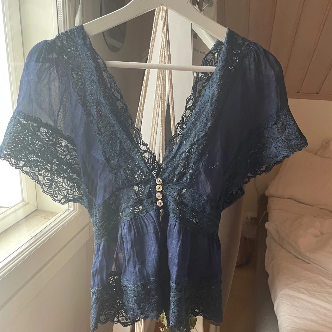 Mörkblå blus med spets och knappar