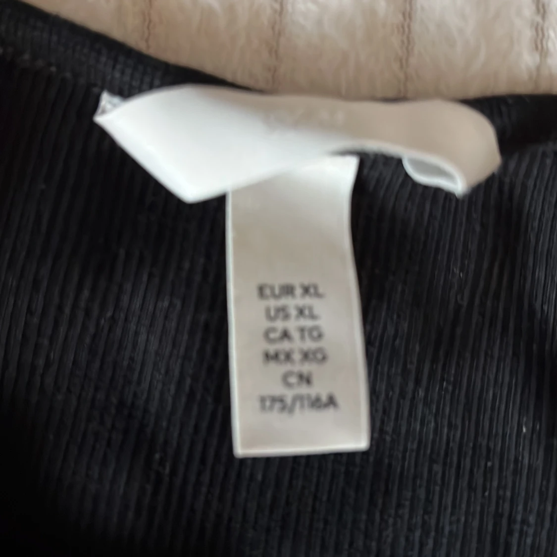 Svart ribbad ärmlös klänning från H&M - 1