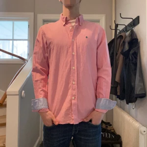 Rosa Morris skjorta  - Rosa Morris skjorta i nyskick🌸| Storlek: L | Jag är 180 och väger 65kg📏| Vid frågor eller diskussion om pris är det bara att skriva ✍🏼 | Frakt inom 48h📦