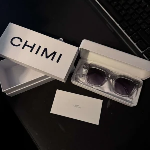 CHIMI 04 - Hej säljer dessa sjukt snygga CHIMI 04 glasögon. Dessa är i 10/10 i skick och nästan aldrig använda. Dessa är perfekt nu till sommaren. Nypris är 1399. Hör av er vid några frågor. 