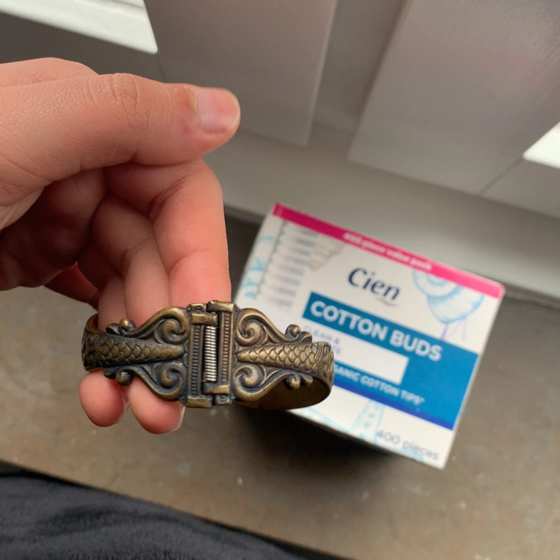 Antikt ormarmband i bronsfärg