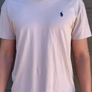 Ralph Lauren t-shirt - Hej! Säljer en beige/ cream färgad Ralph Lauren t-shirt. Tröjan är i fint skick! Säljer den åt min pojkvän, men passar tjejer också 💕
