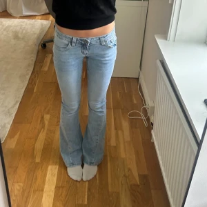 Lågmidjade bootcut jeans - Super fina lågmidjade från Chelsea som är helt oanvända! 💗Midjemåttet är 34 och innebenslängden är 83
