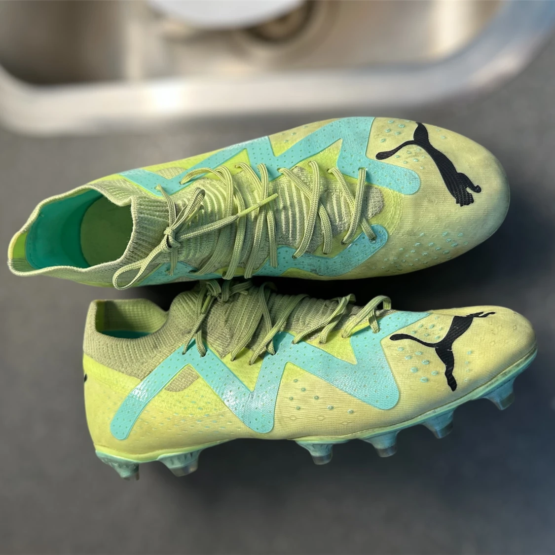 Puma fotbollsskor i limegrönt och turkos - 1