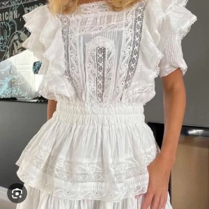 Vit byemilina volangklänning - Superfin by emilina klänning med volanger och spetsdetaljer. Storlek S. Perfekt till sommmaren eller som studentklänning. Söt och romantisk. Original pris var ca 2000 nok + tull eftersom den är från Norge. Pris går att diskutera!🩷🩷