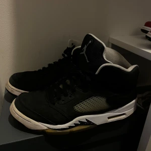 Jordan 5 moonligt  - Jordan 5 moonligt som ja testar o ser om nån annan kan tänka sig o köpa. Skulle behövas sy ihop bak vid hälen men jag har gått me de sådär en del och inget jag stör mig på riktigt. Storlek 44 cond 6/10. 