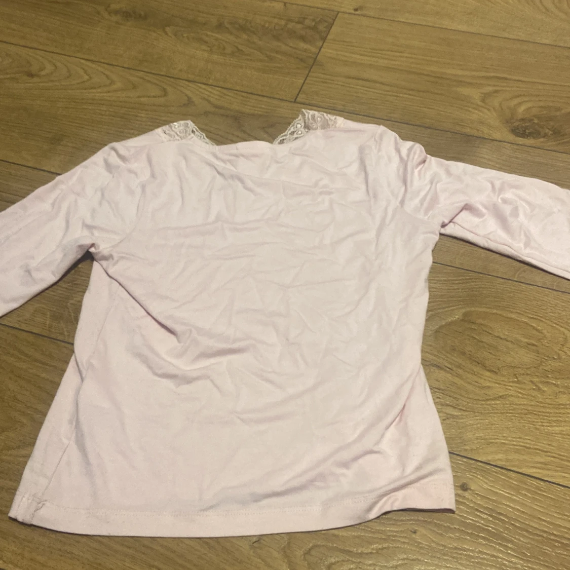 Ljusrosa långärmad topp med spetsdetalj - 3