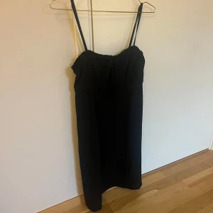 Svart klänning - Säljer en svart klänning från med smala axelband och enkel, rak passform.🩷