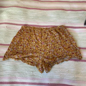 Blommiga shorts  - Superfina blommiga shorts från Lindex 🌸 Töjbar midja  och tunt material, perfekt till sommaren!  Pris går diskutera  
