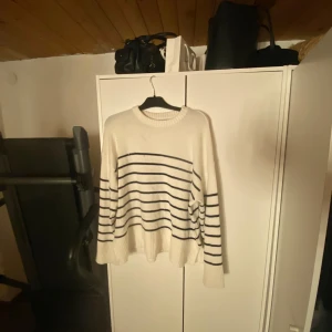 Randig stickad tröja  - Säljer nu min randiga tröja från laget 157! Själv tycker jag den är jättefin men använder inte eftersom det är fel storlek! 