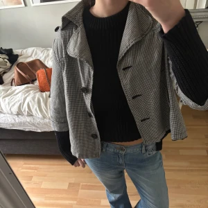 Rutig trekvartsärmad jacka - Såå fin trekvartsärmad rutig jacka. Perfekt till våren!! Väldigt unik.