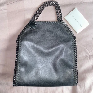 Stella McCartney Falabella - Säljer min väska från stellamaccartney som är i bra skick! Fick den i present men säljer den då den tyvärr inte kommer till användning längre💓kom gärna med prisförslag!!