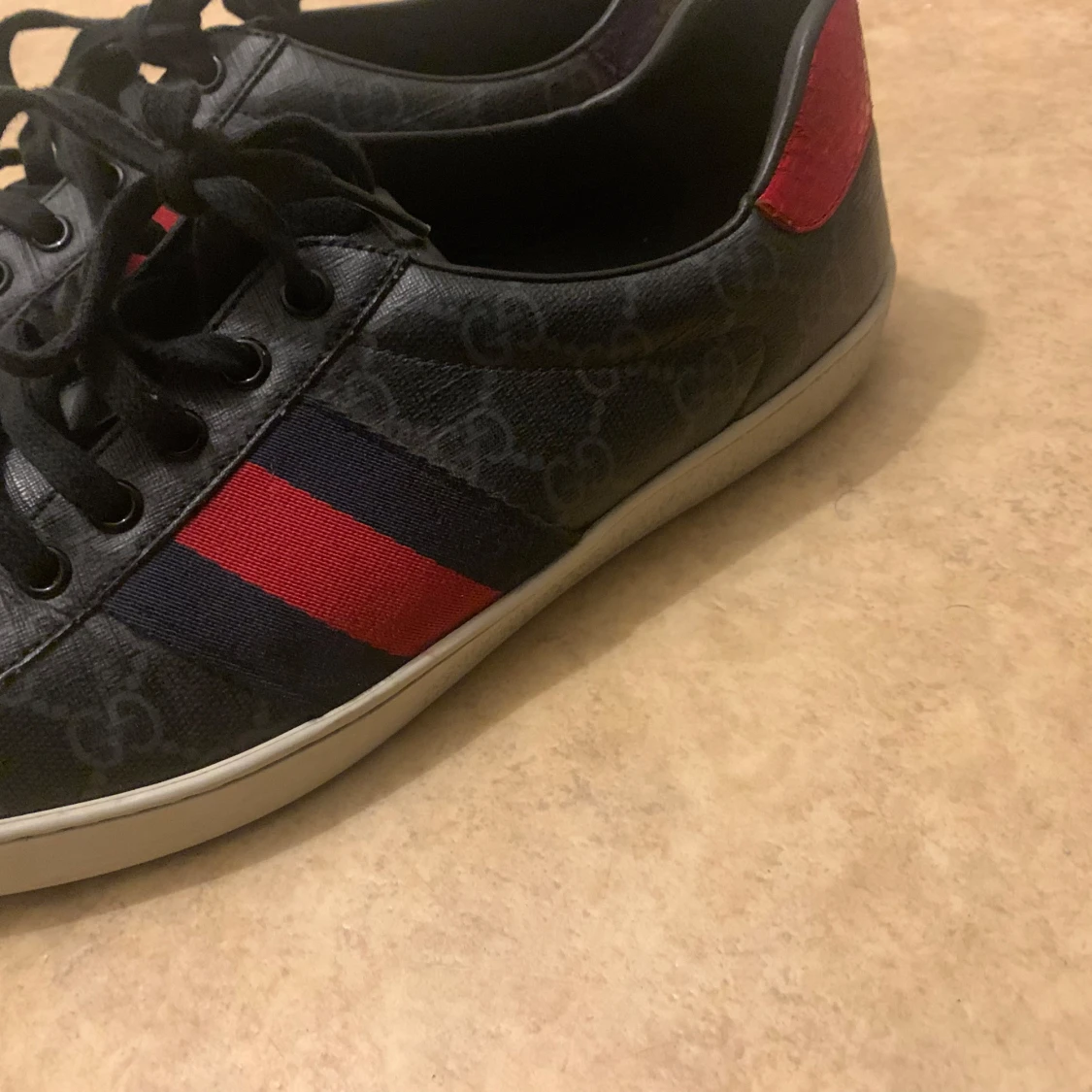 Svarta sneakers från Gucci med röd och blå rand - 2