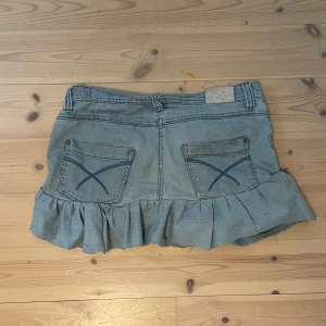 Ljusblå jeanskjol med volang - Midjemått: 40 cm