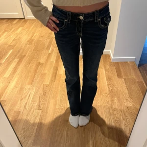 Mörkblå bootcut jeans med kontrastsömmar - Säljer ett par mörkblå bootcut jeans i storlek 158. Använda fåtal gånger så de är i mycket bra skick!😊